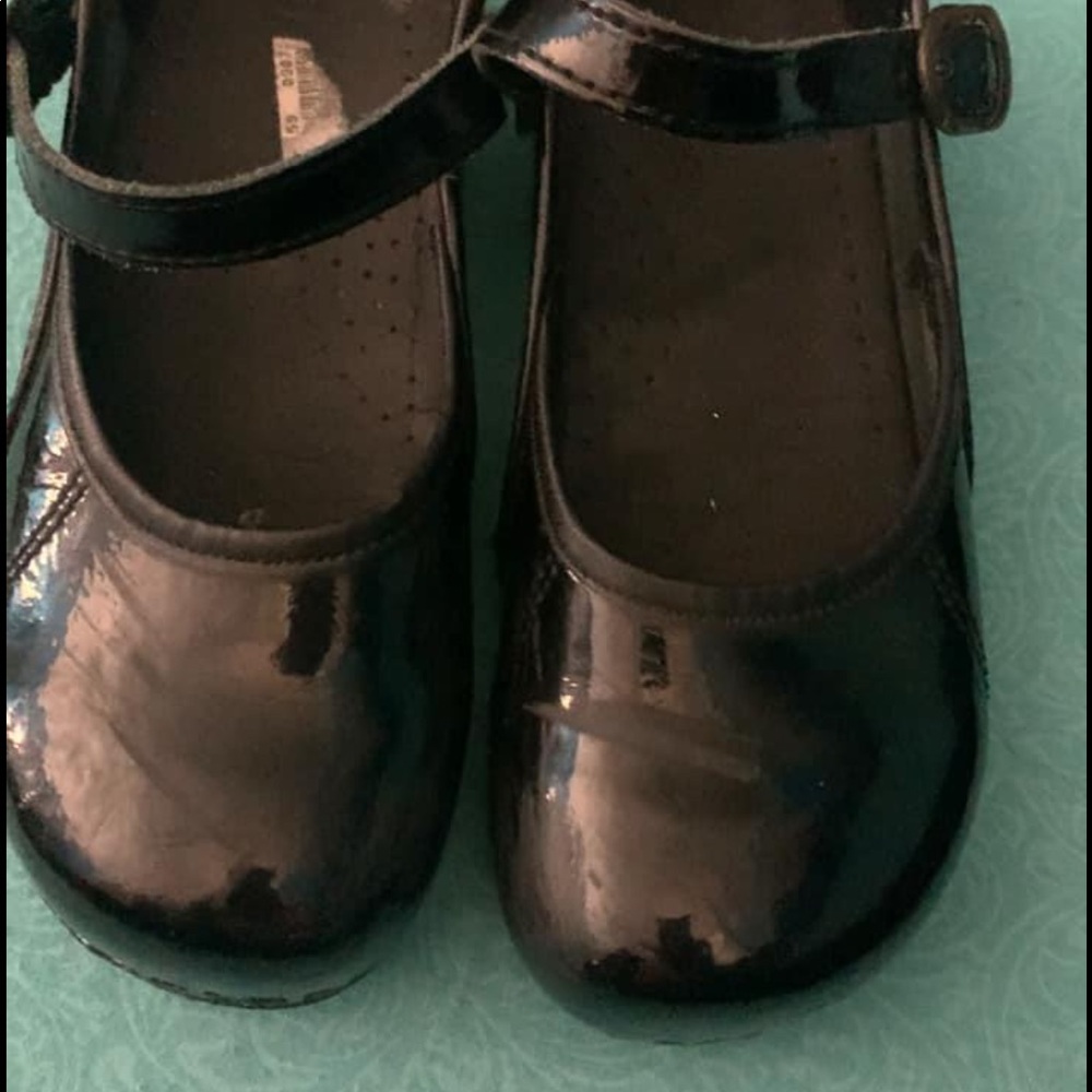 Girls black shiny Sanita Clogs